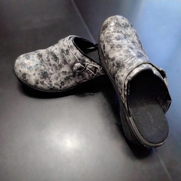 Flowered Clog, Slip On, Mule, Sparkly Size 7 - Picture 5 of 6